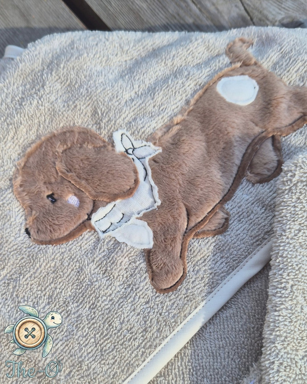 The-O Dackel Set bestehend aus beigem Handtuch mit weicher Dackel-Applikation aus Naturfasern für Babys