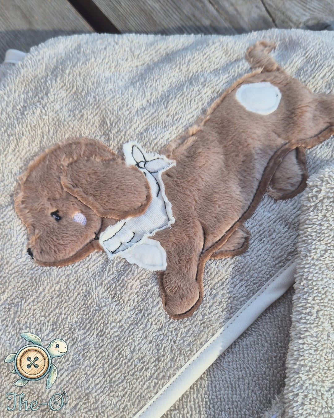 The-O Dackel Set bestehend aus beigem Handtuch mit weicher Dackel-Applikation aus Naturfasern für Babys
