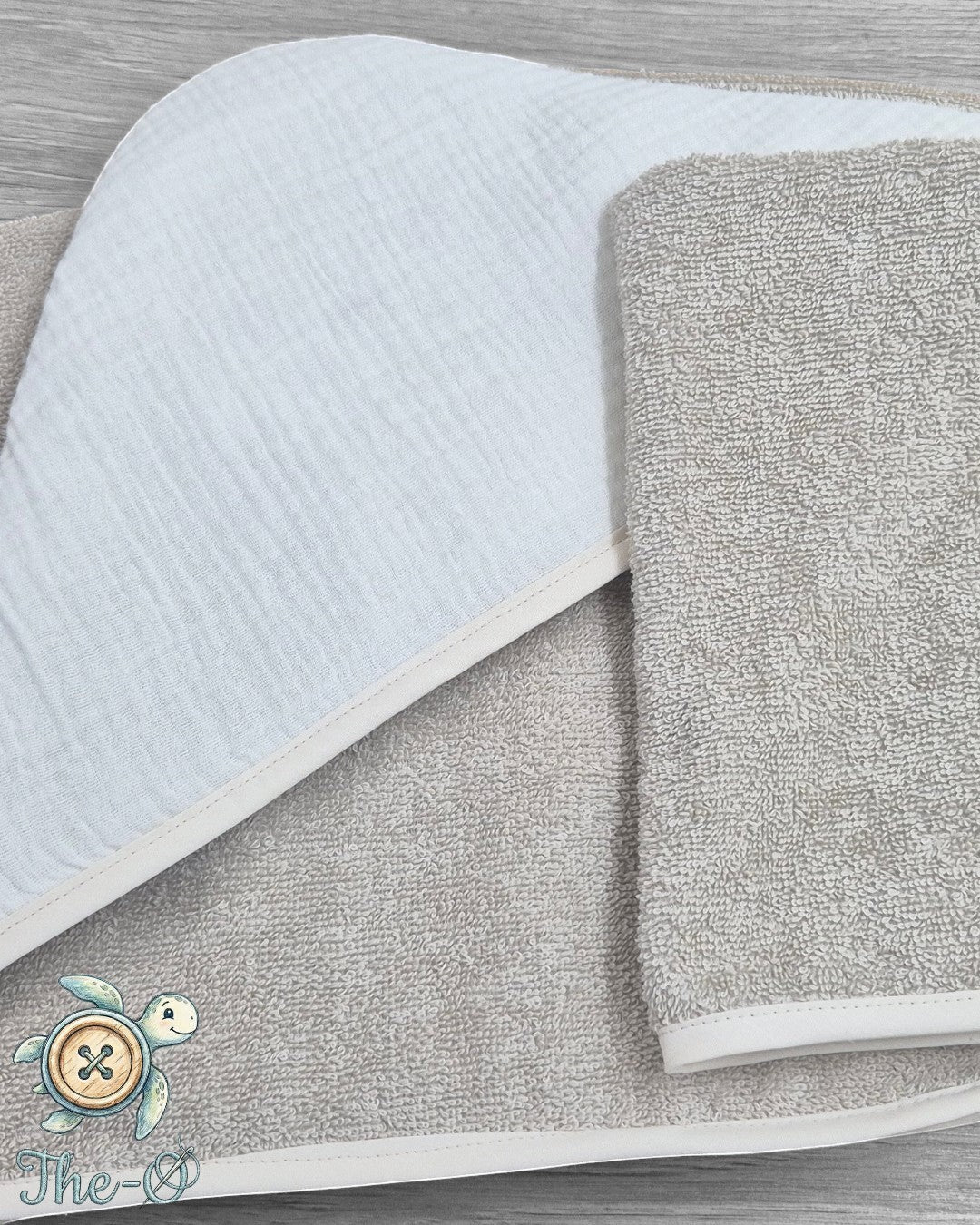 The-O Otter Set aus weichem beigem Frottee-Handtuch und Waschlappen mit feiner Stickerei für Babys