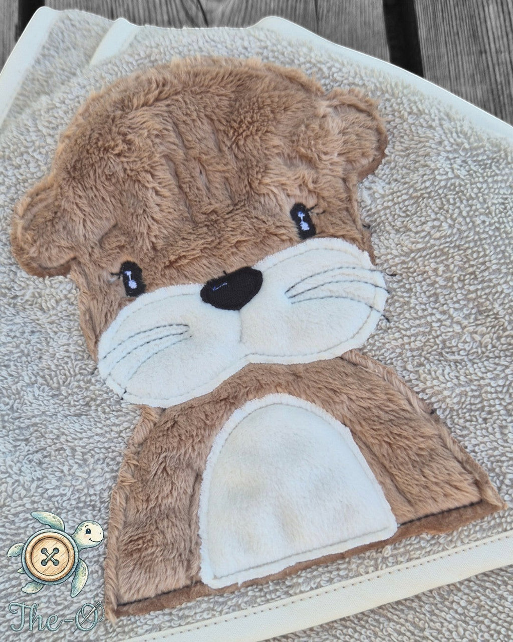 The-O Otter Set bestehend aus weichem beigem Handtuch mit niedlicher Otter-Applikation aus Plüsch für Babys