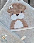 The-O Otter Set bestehend aus beigem Frottee-Handtuch und Waschlappen mit niedlicher Otter-Applikation und Schleife